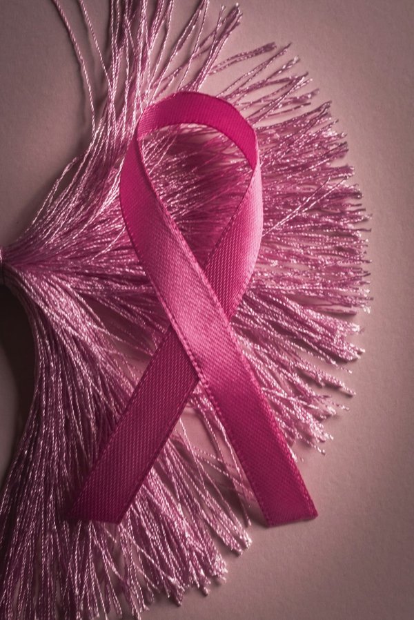 In che modo l'installazione di un sistema di monitoraggio dei fluidi può prevenire guasti meccanici in un'auto sportiva?