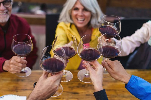 Quali sono le migliori marche di occhiali da sole per proteggere gli occhi e completare un outfit estivo?