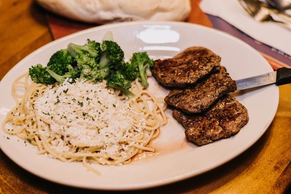Come preparare una crema di piselli e menta con gamberi saltati?